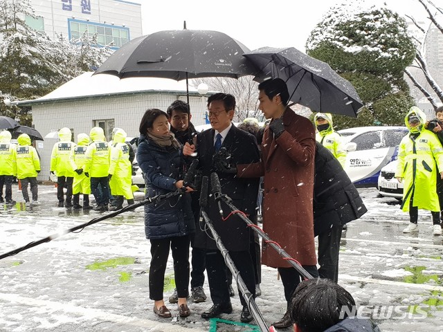 【수원=뉴시스】이병희 기자 = 이재명 경기도지사가 24일 오전 10시께 수원지방검찰청 성남지청에 출석해 취재진들의 질문에 대답하고 있다. 2018.11.24. heee9405@naver.com 