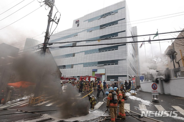 【서울=뉴시스】조성봉 기자 =24일 오후 서울 서대문구 충정로 3가 KT 건물지하 통신구에서 화재가 발생해 소방관들이 화재를 진압하고 있다. KT건물 지하통신구 화재로 인해 서울도심 곳곳에 통신장애가 발생하고 있다. 2018.11.24. suncho21@newsis.com