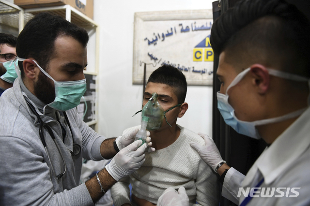 【다마스쿠스(시리아) = AP/뉴시스】 시리아 국영 사나 통신이 배포한 반군의 독가스 공격으로 입원한 환자의 사진. 24일(현지시간) 시리아 국영 TV는 50여명이 호흡장애로 입원했다며 산소마스크를 쓴 환자들 모습을 방영했다. 2018.11.25