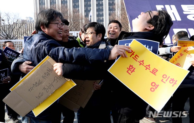 【서울=뉴시스】박진희 기자 = 지난해 11월 26일 오전 정부서울청사 앞 한국중소상인자영업자총연합회 농성장에서 '정부의 카드수수료 인하 방안 환영 기자회견'을 마친 중소상인과 자영업자들이 기뻐하고 있다. 2018.11.26. pak7130@newsis.com