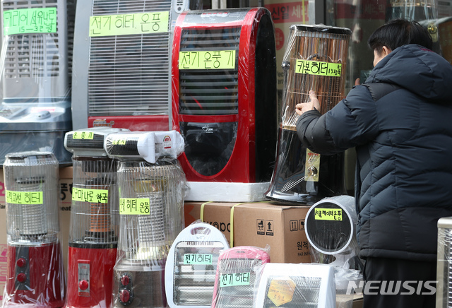 【서울=뉴시스】서울 용산구 나진전자월드상가 매장에 진열된 전열기구 제품들. (사진= 뉴시스 DB)