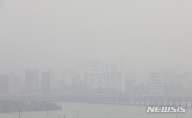 【서울=뉴시스】이종철 기자 = 기상청이 27일 평년보다 포근한 기온을 보이지만, 미세먼지와 중국발 스모그 유입으로 대기 질이 나쁨을 보이겠다고 예보한 가운데 27일 오전 서울 여의도 국회에서 바라본 서울 도심이 뿌옇게 보이고 있다. 2018.11.27. jc4321@newsis.com