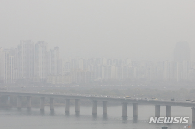 【서울=뉴시스】이종철 기자 = 기상청이 27일 평년보다 포근한 기온을 보이지만, 미세먼지와 중국발 스모그 유입으로 대기 질이 나쁨을 보이겠다고 예보한 가운데 27일 오전 서울 여의도 국회에서 바라본 서울 도심이 뿌옇게 보이고 있다. 2018.11.27.jc4321@newsis.com