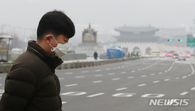 【서울=뉴시스】김진아 기자 = 전국 대부분 지역에 미세먼지 농도가 '나쁨' 수준을 보이고 있는 27일 오전 서울 종로구 광화문네거리에서 마스크를 착용한 시민이 발걸음을 재촉하고 있다. 2018.11.27. bluesoda@newsis.com