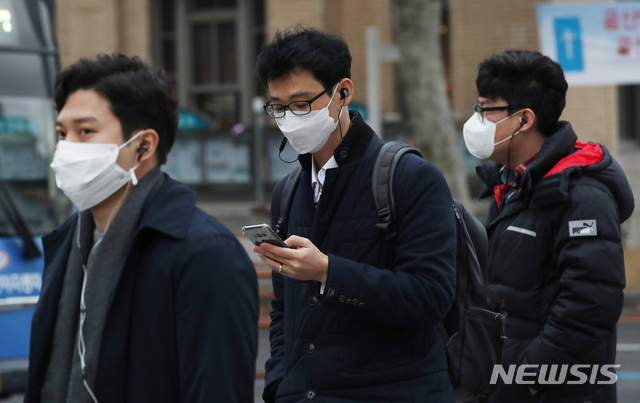 【서울=뉴시스】김진아 기자 = 전국 대부분 지역에 미세먼지 농도가 '나쁨' 수준을 보이고 있는 27일 오전 서울 종로구 광화문네거리에서 마스크를 착용한 시민이 발걸음을 재촉하고 있다. 2018.11.27. bluesoda@newsis.com