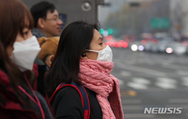 【서울=뉴시스】김진아 기자 = 전국 대부분 지역에 미세먼지 농도가 '나쁨' 수준을 보이고 있는 27일 오전 서울 종로구 광화문네거리에서 마스크를 착용한 시민이 발걸음을 재촉하고 있다. 2018.11.27. bluesoda@newsis.com