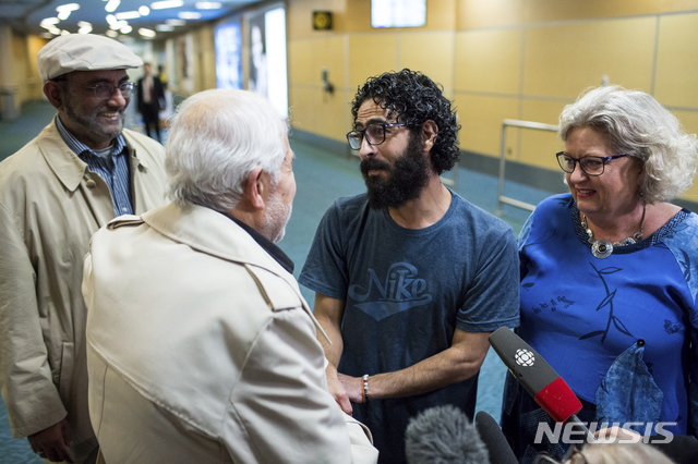 【밴쿠버=AP/뉴시스】 말레이시아 공항에서 7개월 동안 '국제 미아' 생활을 한 하산 알 콘타르(37) 시리아 난민이 26일(현지시간) 캐나다 밴쿠버 공항에 도착해 후원인들의 환영을 받고 있다. 