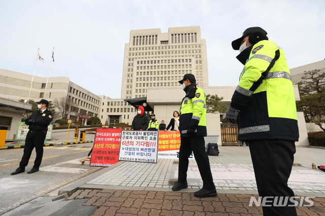 【서울=뉴시스】고승민 기자 = 대법원장 차량을 향한 화염병 테러 이튿날일 28일 오전 서울 대법원 앞에서 경찰이 경호를 서고 있다. 2018.11.28.  kkssmm99@newsis.com 