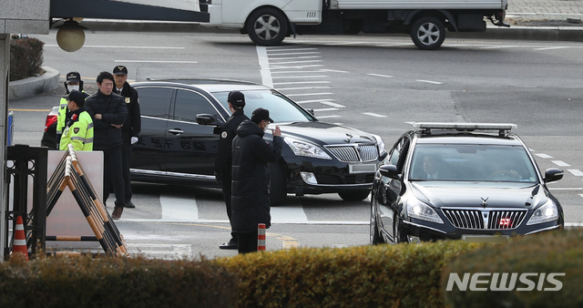 【서울=뉴시스】고승민 기자 = 대법원장 차량에 대한 화염병 테러 이튿날인 28일 오전 김명수 대법원장이 삼엄해진 경호 속 대법원 청사로 출근하고 있다. 2018.11.28. kkssmm99@newsis.com