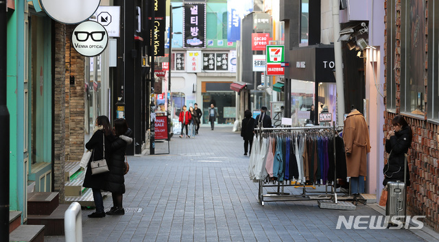 【서울=뉴시스】이영환 기자 = 28일 오후 서울 중구 명동거리의 상점이 한산한 모습을 보이고 있다.  한국은행이 27일 발표한 '11월 소비자동향조사 결과'에 따르면 이달 소비자심리지수는 96.0(기준치 100)으로 전월보다 3.5포인트 하락했으며 지난해 2월(93.9) 이후 약 1년9개월만에 가장 낮은 수준을 나타냈다. 2018.11.28.  20hwan@newsis.com