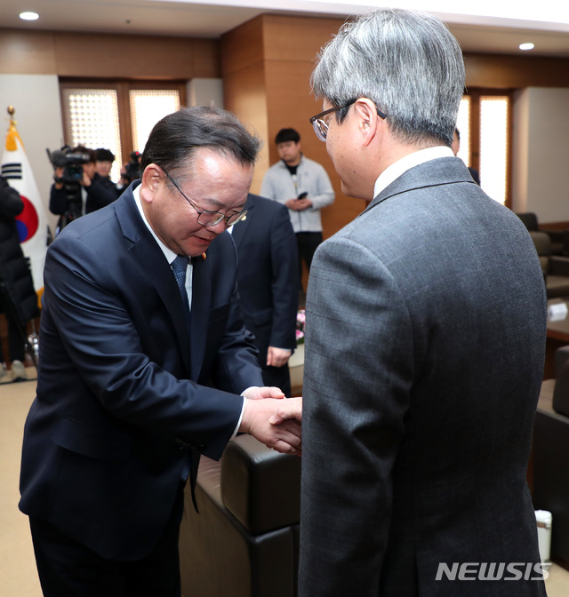 【서울=뉴시스】김선웅 기자 = 김명수 대법원장이 탑승한 차량에 대한 화염병 투척 사건이 발생한 다음날인 28일 오후 서울 서초구 대법원에서 김부겸(왼쪽) 행정안전부 장관이 김명수 대법원장에게 사과의 말을 전하고 있다. 2018.11.28. (사진=행정안전부 제공)  photo@newsis.com 