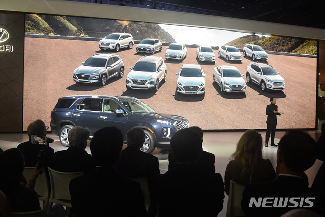 【LA(미국)=뉴시스】김운영 편집위원 = 2018 LA Auto Show가 28일 LA다운타운 컨벤션센타에서 열렸다. 세계 굴지의 각국 자동차 업체들이 야심적으로 개발한 2019년형 자동차 최신 모델들이 총출동하여 2주간에 걸쳐 선을 보이게 된다. 한국에서는 현대자동차와 기아자동차가 개발한 모델들을 28일 기아자동차가 오후 2시에는 컨벤션센타 West 홀에서 현대는 오후4시 South 홀에서 자동차 전문가들과 각국에서 몰려온 자동차 전문기자들이 참석한 가운데 Press Conforence를 열었다. 기아는 3세대 신형 Soul을 현대는 8인승 SUV Palisade를 처음으로 공개했다. 2018.11.29. uykim33@newsis.com
