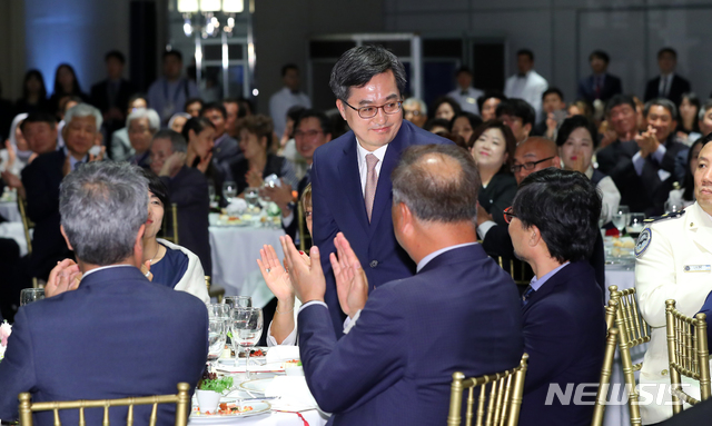 【부에노스아이레스(아르헨티나)=뉴시스】전신 기자 = 김동연 경제부총리 겸 기획재정부 장관이 29일(현지시간) 부에노스아이레스 한 호텔에서 열린 동포간담회에서 문재인 대통령의 소개에 인사하고 있다. 2018.11.30. photo1006@newsis.com