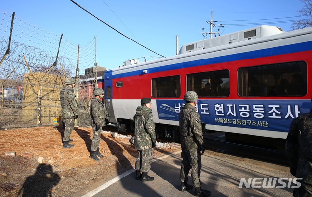 【파주=뉴시스】사진공동취재단 = 30일 오전 경기도 파주시 장단면 비무장지대내 경의선철도통문안으로 남북공동철도조사단을 태운 열차가 들어가고 있다. 2018.11.30.  photo@newsis.com