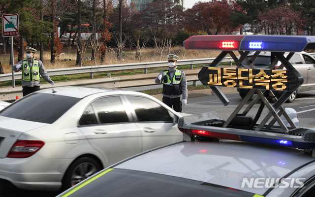 【서울=뉴시스】김진아 기자 = 2일 오전 서울 서초IC 인근 도로에서 서초경찰서 경찰들이 전좌석 안전벨트 미착용 특별단속을 하고 있다. 2018.12.02. bluesoda@newsis.com