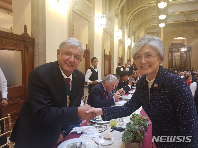 【서울=뉴시스】 강경화 외교부 장관이 1일(현지시간) 안드레스 마누엘 로페스 오브라도르 멕시코 신임 대통령 취임식 직후 마련된 공식 오찬에 참석, 로페스 오브라도르 신임 대통령을 만났다. 2018.12.02. (사진=외교부 제공) photo@newsis.com