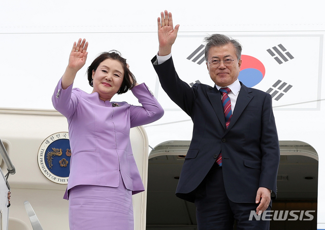 【부에노스아이레스(아르헨티나)=뉴시스】전신 기자 = G20 정상회의 일정을 마치고 뉴질랜드로 향하는 문재인 대통령과 부인 김정숙 여사가 1일(현지시간) 부에노스아이레스 에세이사 국제공항에 도착해 공군 1호기 탑승 전 손 흔들어 인사하고 있다. 2018.12.02.  photo1006@newsis.com