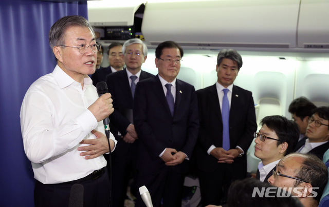 【부에노스아이레스(아르헨티나)=뉴시스】전신 기자 = G20 정상회의 일정을 마치고 뉴질랜드로 향하는 문재인 대통령이 1일(현지시간) 공군 1호기 기내에서 간담회를 하고 있다. 2018.12.02.  photo1006@newsis.com