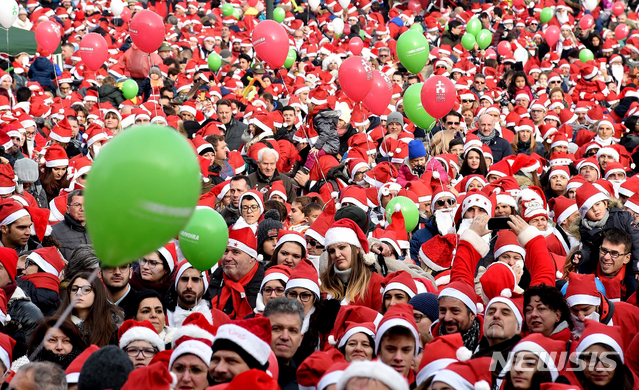 【토리노( 이탈리아) = AP/뉴시스】 이탈리아의 토리노에서 12월 2일 열린 산타 클로스 마라톤 자선축제에서 참가자들이 대기하고 있다. 이 대회는 레지나 마르게리타 아동병원을 위한 기금모금 마라톤이었다. 