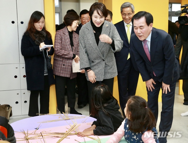 【홍성=뉴시스】유효상 기자 = 충남도교육청과 홍성군이 공동 구축한 ‘온종일 돌봄교실’이 3일 홍성초등학교에서 개소식을 가진 가운데 유은혜 사회부총리 겸 교육부 장관과 김지철 도교육감이 시설을 둘러보고 있다. 2018.12.03 (사진=충남도교육청 제공) photo@newsis.com