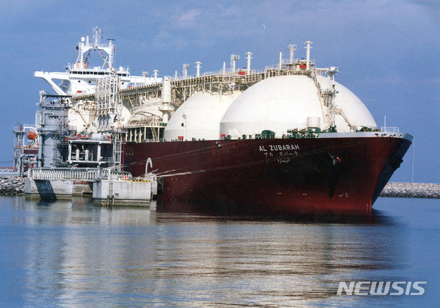 【라스라판(카타르)=AP/뉴시스】지난 2018년 12월 3일 카타르 천연가스 생산기지인 라스라판 항에 한 LNG유조선이 정박해 있다. 2019.8.23
