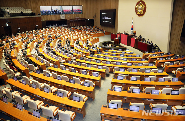 【서울=뉴시스】이종철 기자 = 야당이 불참한 가운데 3일 서울 여의도 국회에서 열린 본회의에서 김동연 부총리 겸 기획재정부 장관이 예산안 제안설명을 하고 있다. 2018.12.03. jc4321@newsis.com