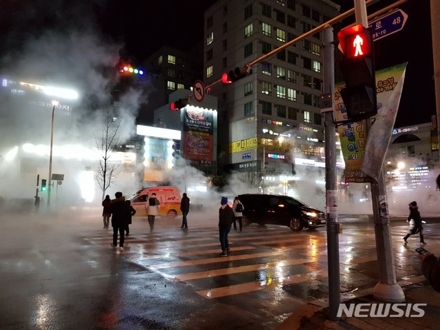 【고양=뉴시스】이경환 기자 = 4일 오후 8시43분께 경기 고양시 일산동구 백석동 백석역 3번 출구 인근에서 발생한 온수배관 파열 사고로 주변에 수증기가 가득 차 있다. 이번 온수관 파열로 주변을 지나던 시민들이 화상 등의 부상을 입어 인근 병원으로 이송됐다. 2018.12.4. lkh@newsis.com