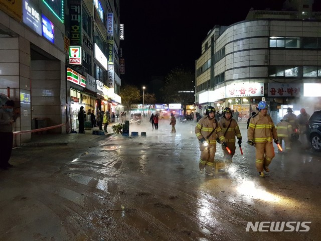 【고양=뉴시스】이경환 기자 = 4일 오후 8시43분께 경기 고양시 일산동구 백석동 백석역 3번 출구 인근에서 발생한 온수배관 파열 사고 현장을 소방대원들이 둘러보고 있다. 이번 온수관 파열로 주변을 지나던 시민들이 화상 등의 부상을 입어 인근 병원으로 이송됐다. 2018.12.4. lkh@newsis.com