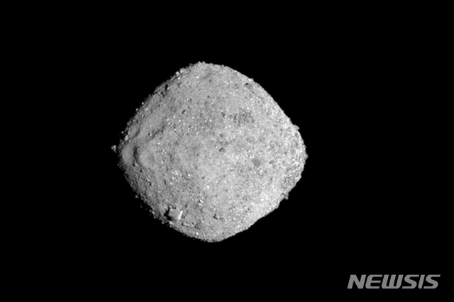 【워싱턴 = AP/뉴시스】미 항공우주국이 촬영해 발표한 베누 소행성의 모습.  나사의 무인 로봇우주선 오시리스 렉스호가 올 12월 3일 채집한 베누의 토양을 조사한 결과, 베누가 수분을 함유하고 있으며  표면에는 수많은 작은 돌덩이가 박혀 있는 것으로 나타났다. 2018.12.11     