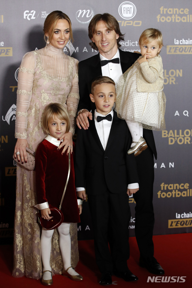 Real Madrid&#039;s Luka Modric arrives with his family for the Golden Ball, &quot;Ballon d&#039;Or&quot; award ceremony at the Grand Palais in Paris, France, Monday, Dec.3, 2018. Awarded every year by France Football magazine since Stanley Matthews won it in 1956, the Ballon d&#039;Or, Golden Ball for the best player of the year will be given to both a woman and a man. (AP Photo/Christophe Ena)