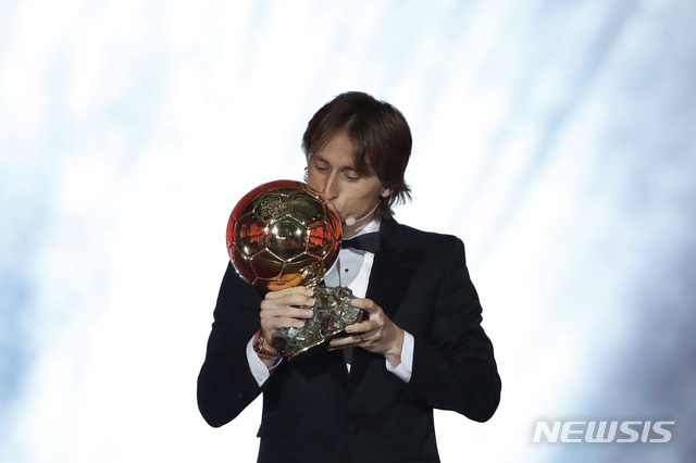 Real Madrid&#039;s Luka Modric celebrates with the Ballon d&#039;Or award during the Golden Ball award ceremony at the Grand Palais in Paris, France, Monday, Dec. 3, 2018. Awarded every year by France Football magazine since Stanley Matthews won it in 1956, the Ballon d&#039;Or, Golden Ball for the best player of the year will be given to both a woman and a man. (AP Photo/Christophe Ena)