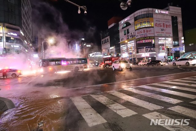 【서울=뉴시스】조성봉 기자 = 4일 오후 8시43분께 경기 고양시 일산동구 백석동 백석역 3번 출구 인근에서 발생한 온수배관 파열 사고로 주변에 수증기가 가득 차 있다. 이번 온수관 파열로 주변을 지나던 시민들이 화상 등의 부상을 입어 인근 병원으로 이송됐다. 2018.12.04. (사진=독자제공) photo@newsis.com