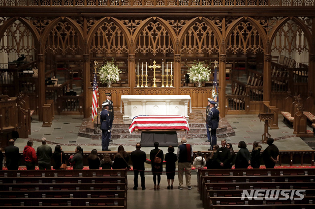 【로스앤젤레스=뉴시스】 조지 H.W.부시 전 미국 대통령의 유해가 6일(현지시간) 텍사스주 휴스턴의 세인트 마틴 성공회 교회에서 장례식을 갖고 이 세상에 마지막 이별을 고했다. 2018.12.06