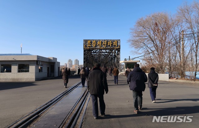 【서울=뉴시스】통일부는 6일 남북 철도 공동조사단이 북한 신의주-단둥 국경지역 조중친선다리 조사 모습을 공개했다. 2018.12.06. (사진=통일부 제공) photo@newsis.com