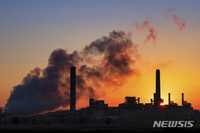 【글렌록=AP/뉴시스】미 환경보호국(EPA)이 새로 건설될 석탄발전소 운영을 위해 이산화탄소 배출 관련 규제를 완화할 것이라고 6일(현지시간) 발표했다. 사진은 지난 7월 27일 미국 와이오밍 주 글렌록에 위치한 석탄발전소 모습. 2018.12.7.