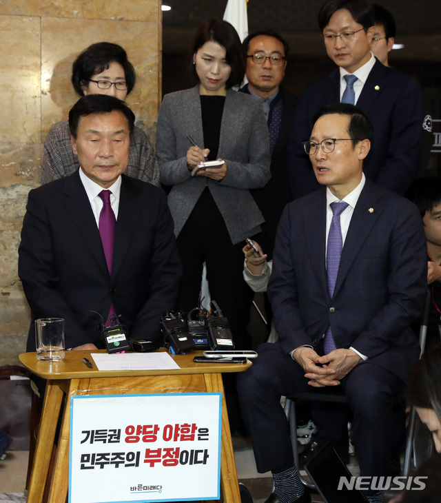 【서울=뉴시스】박영태 기자 = 더불어민주당과 자유한국당이 선거제 개편 수용 없이 2019년 예산안을 잠정 합의한 것에 반발해 단식농성에 돌입한 손학규 바른미래당 대표가 7일 오후 서울 영등포구 여의도 국회 로텐더홀 단식장을 홍영표 더불어민주당 원내대표와 이야기를 나누고 있다. 2018.12.07.since1999@newsis.com