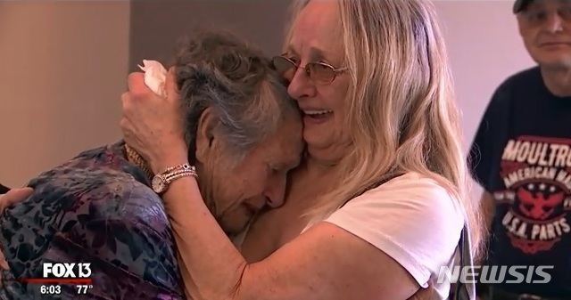 【로스앤젤레스=뉴시스】 미국 인디애나주 게리에서 태어나자마자 얼굴도 보지 못한 채 생이별했던 모녀가 유전자 테스트 키트를 통해 69년만에 만나게 된 스토리가 미국에서 화제가 되고 있다. 지난 3일 플로리다주 탬파의 요양원에서 처음으로 만난 88세 어머니 제너비브 퓨린턴(사진 왼쪽)과 69세 딸 코니 몰트룹이 서로 껴안고 눈물을 흘리고 있다. <사진=FOX13 방송화면 캡처> 2018.12.07 