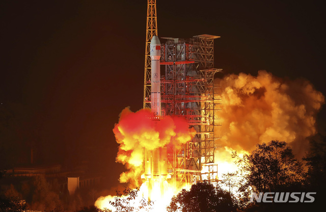 【시창=AP/뉴시스】8일(현지시간) 중국 쓰촨성 시창 위성발사센터에서 달 탐사선 '창어4호'를 실은 창정(長征)3호 로켓이 발사되고 있다. 창어4호가 세계 최초로 달 뒷면에 성공적으로 착륙하면 무인 로봇 탐사 차를 이용, 본격 탐사 활동에 나선다. 2018.12.8.