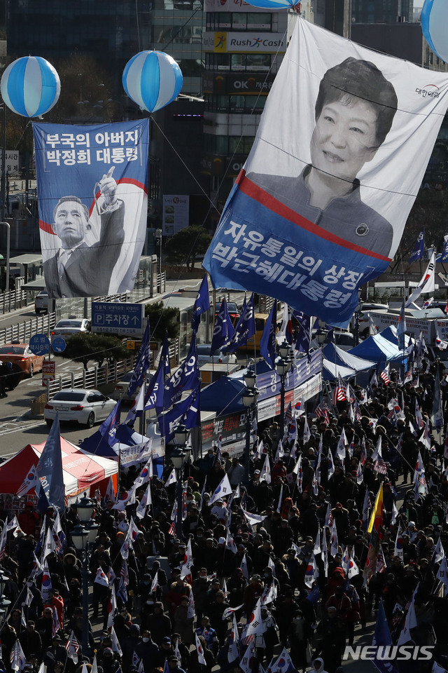 【서울=뉴시스】최동준 기자 = 8일 서울 용산구 서울역 앞에서 열린 태극기 집회에서 박근혜 전 대통령 지지자들이 박 전 대통령 석방을 촉구하고 있다. 2018.12.08. photocdj@newsis.com