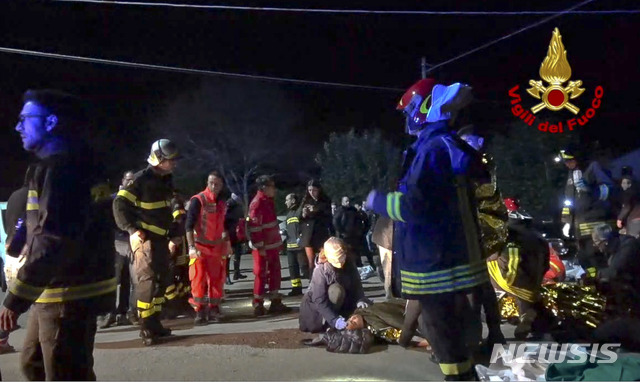 【코리날도(이탈리아)=AP/뉴시스】이탈리아 동부 해안도시 앙코나 인근에 있는 한 마을 나이트클럽에서 8일(현지시간) 새벽 압사사고가 발생해 6명이 숨졌다. 이밖에 35명이 부상을 입었다. 사고가 발생한 코리날도의 '란데르나 아졸라' 나이트클럽 밖에서 구조대원들이 부상자를 구조하고 있다. 2018.12.08 