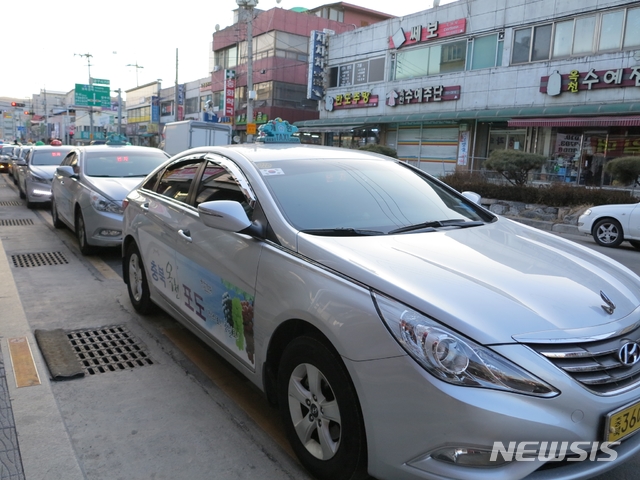 【옥천=뉴시스】줄지어 손님 기다리는 충북 옥천지역 택시들.(사진=뉴시스 DB) photo@newsis.com