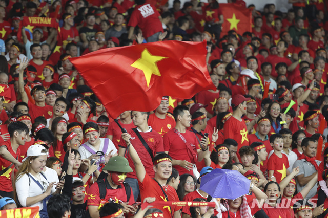 【쿠알라룸푸르=AP/뉴시스】11일(현지시간) 말레이시아 쿠알라룸푸르 부킷 잘릴 국립경기장에서 베트남과 말레이시아의 스즈키컵 결승 1차전이 열린 가운데 베트남 축구팬들이 열띤 응원을 하고 있다. 2018.12.11.