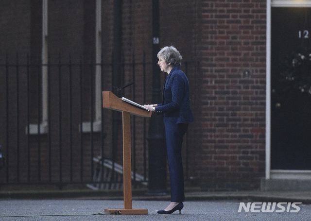 [런던=AP/뉴시스] 테리사 메이 영국 총리가 12일(현지시간) 런던 총리관저 앞에서 자신에 대한 의회 불신임 투표 실시 결정에 대한 입장을 밝히고 있다. 2018.12.12