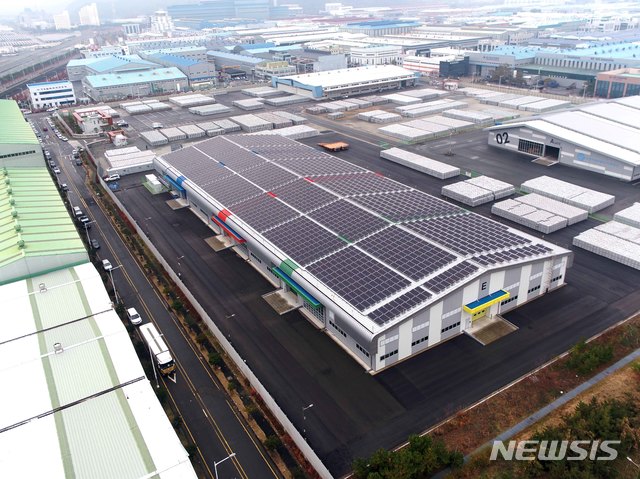 한 공장 지붕에 설치된 태양광 발전 시설 전경 (뉴시스 DB = 사진은 기사내용과 관련 없음)