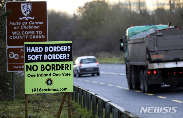 【데릴린=AP/뉴시스】 12일(현지시간) 북아일랜드와 아일랜드 공화국 국경에 위치한 데릴린 지역에 국경 강화(Hard Border)에 반대한다는 내용의 포스터가 세워져있다. 영국이 유럽연합(EU)를 탈퇴할 경우 EU 회원국인 아일랜드와 영국 영토인 북아일랜드의 통행과 통관절차는 엄격하게 통제된다. 2018.12.31.