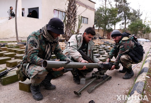 【 다라(시리아) = 신화/뉴시스】시리아 다라에서 12일 압수된 반군들의 무기를 시리아 정부군 병사들이 살펴보고 있다. 반군장악지역인 이 곳은 최근 시리아 정부군이 점령했다.  