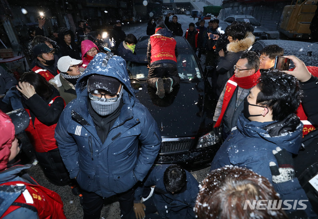 【서울=뉴시스】이윤청 수습기자 = 수협중앙회의 구시장에 대한 명도집행이 예고된 지난 13일 오전 서울 동작구 구 노량진수산시장에서 수협 관계자들과 구시장 상인들이 충돌하고 있다. 2018.12.13. radiohead@newsis.com