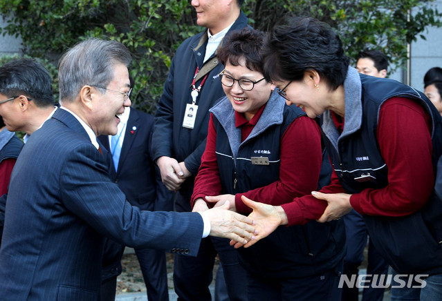 【창원=뉴시스】박진희 기자 = 문재인 대통령이 13일 경남 창원시 지역 중소기업인 삼천산업을 방문해 생산라인 노동자들과 반갑게 인사를 나누고 있다. 2018.12.13.  pak7130@newsis.com