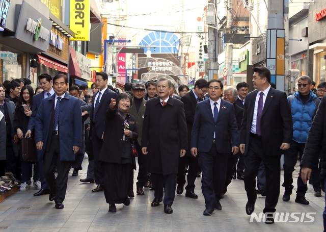 【창원=뉴시스】박진희 기자 = 문재인 대통령이 13일 오후 경남 창원시 마산 창동예술촌을 방문, 김경년 문화관광해설사의 안내를 받으며 상상길을 걷고 있다. 2018.12.13.  pak7130@newsis.com 