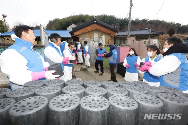 【서울=뉴시스】농촌진흥청 국립축산과학원 직원들이 13일 전북 전주시 완주군 이서면의 에너지 빈곤 가정에 난방용 연탄을 전달하는 사랑의 연탄 나눔 봉사 활동을 펼치고 있다. 2018.12.13. (사진=농촌진흥청 제공) photo@newsis.com